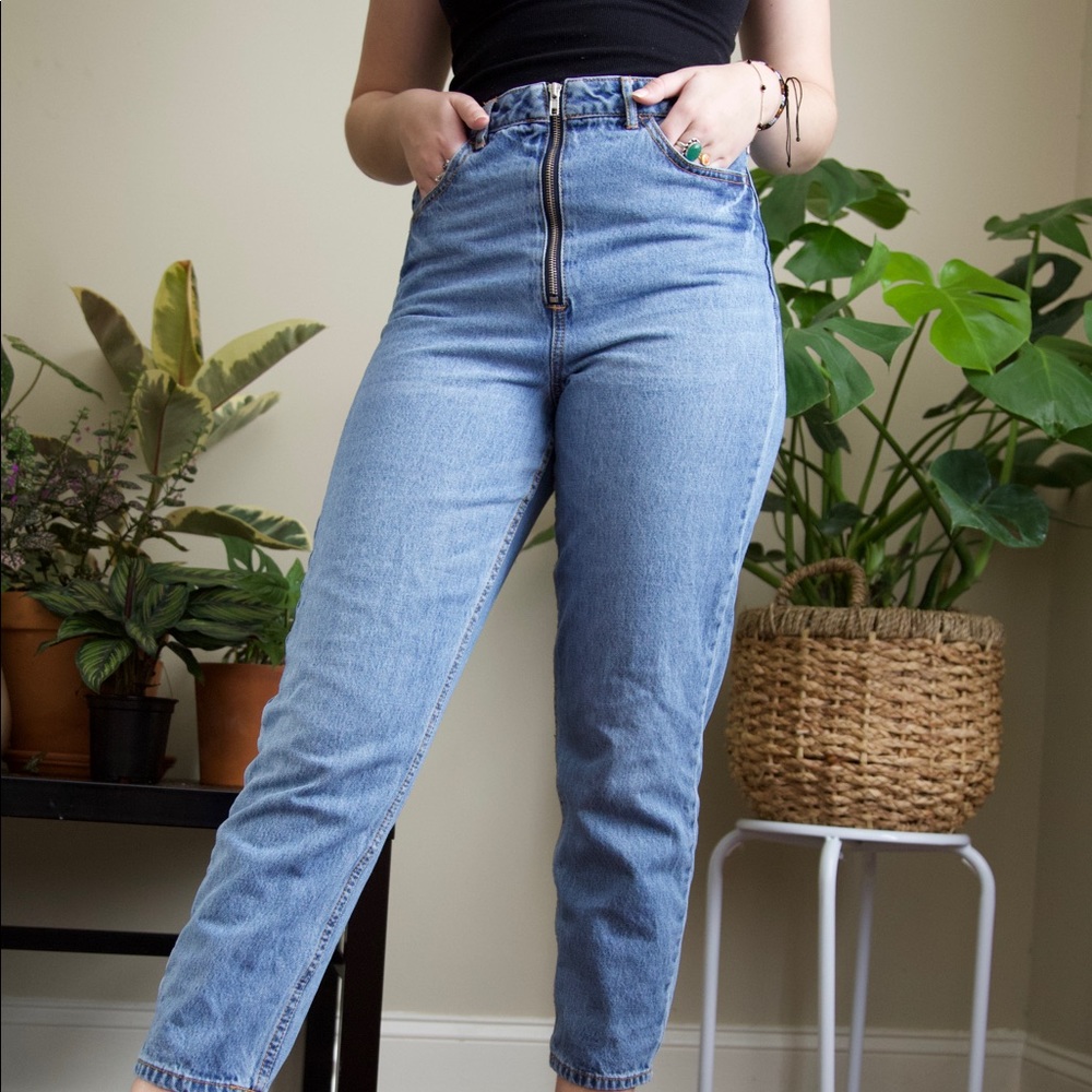 Zipper front light wash denim jeans